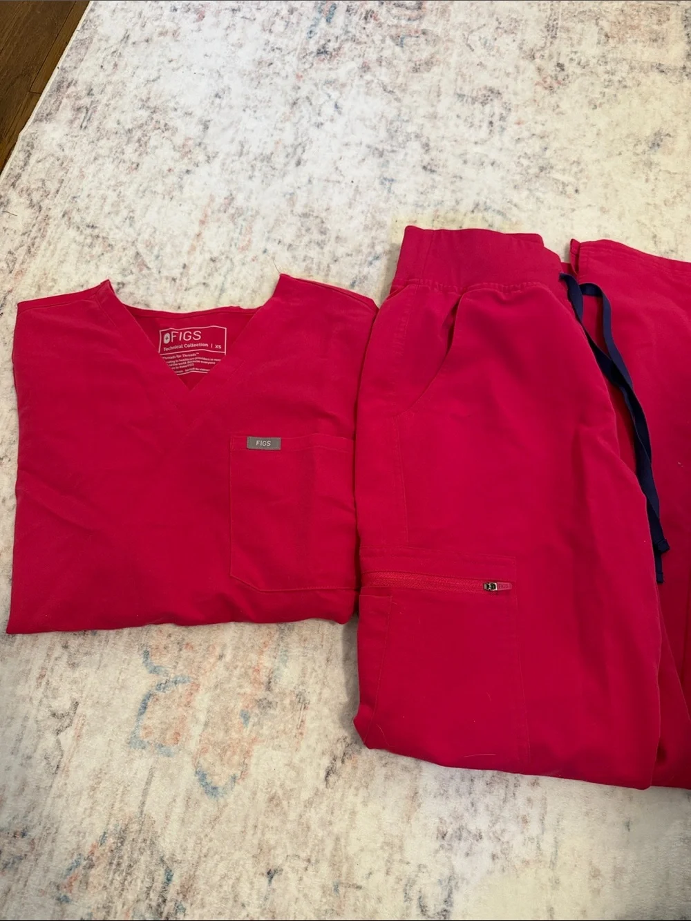 Figs Scrub Set- like new - Picture 1 of 2